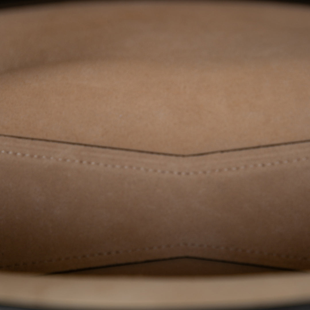 ALAÏA Sac porté épaule Le Click East West Moyen Cuir de veau Marron – vue 4 – GABY PARIS