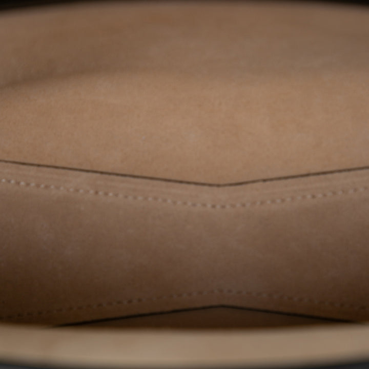 ALAÏA Sac porté épaule Le Click East West Moyen Cuir de veau Marron – vue 4 – GABY PARIS