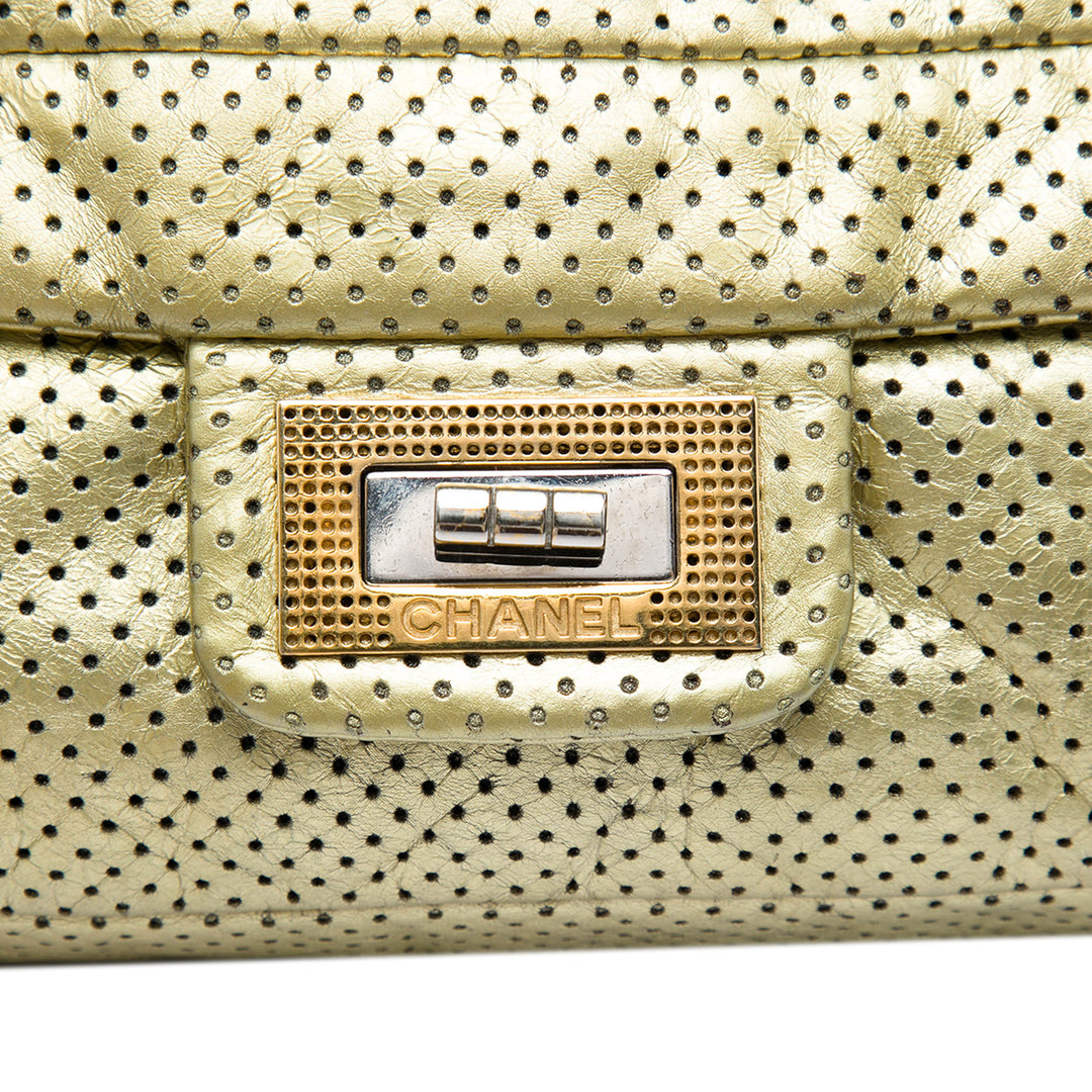 Chanel Métallisé perforé Reissue 2.55 Drill à rabat Cuir de veau