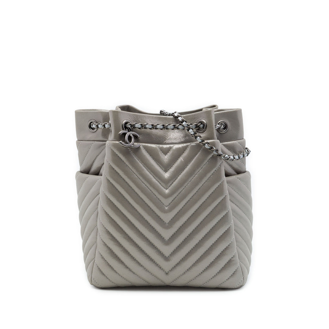 Chanel Chevron Irisé Urban Spirit Sac seau Petit Cuir de veau Argenté – vue principale – GABY PARIS