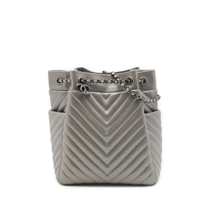 Chanel Chevron Irisé Urban Spirit Sac seau Petit Cuir de veau Argenté – vue principale – GABY PARIS
