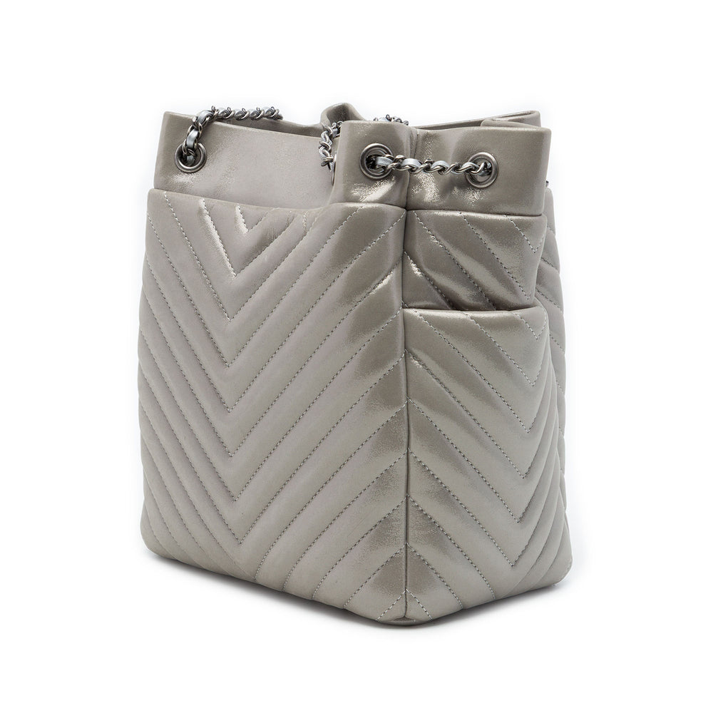 Chanel Chevron Irisé Urban Spirit Sac seau Petit Cuir de veau Argenté – vue 2 – GABY PARIS