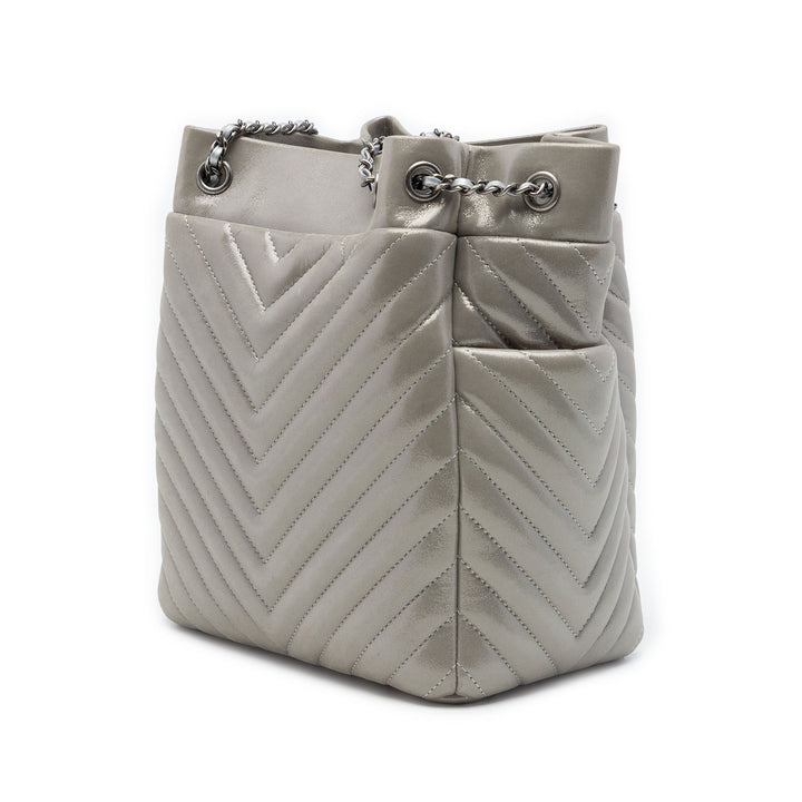 Chanel Chevron Irisé Urban Spirit Sac seau Petit Cuir de veau Argenté – vue 2 – GABY PARIS