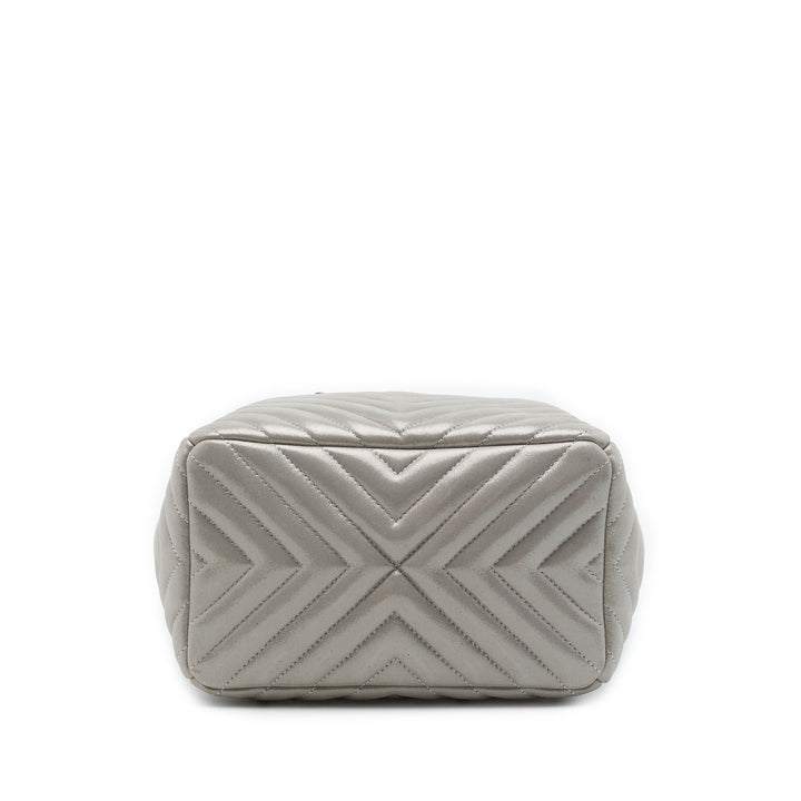 Chanel Chevron Irisé Urban Spirit Sac seau Petit Cuir de veau Argenté – vue 3 – GABY PARIS