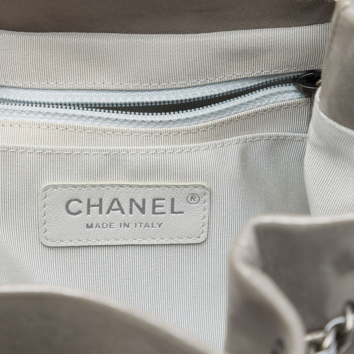 Chanel Chevron Irisé Urban Spirit Sac seau Petit Cuir de veau Argenté – vue 5 – GABY PARIS