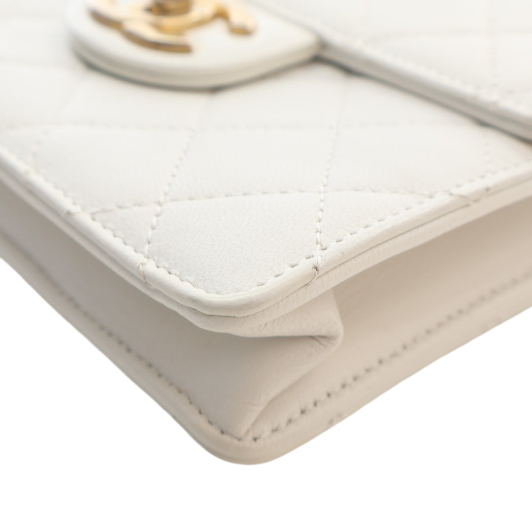 Chanel Matelassé Chic Perles à rabat Petit Cuir d'agneau