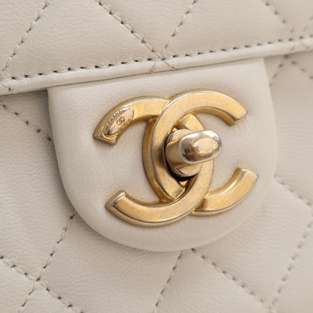 Chanel Matelassé Chic Perles à rabat Petit Cuir d'agneau