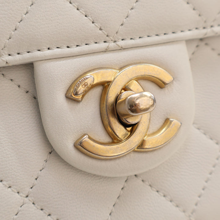 Chanel Matelassé Chic Perles à rabat Petit Cuir d'agneau