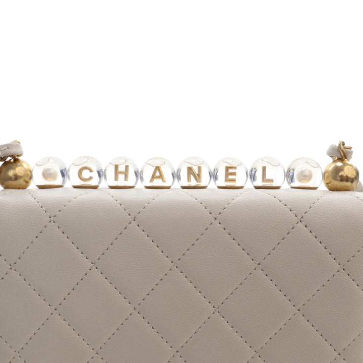 Chanel Matelassé Chic Perles à rabat Petit Cuir d'agneau