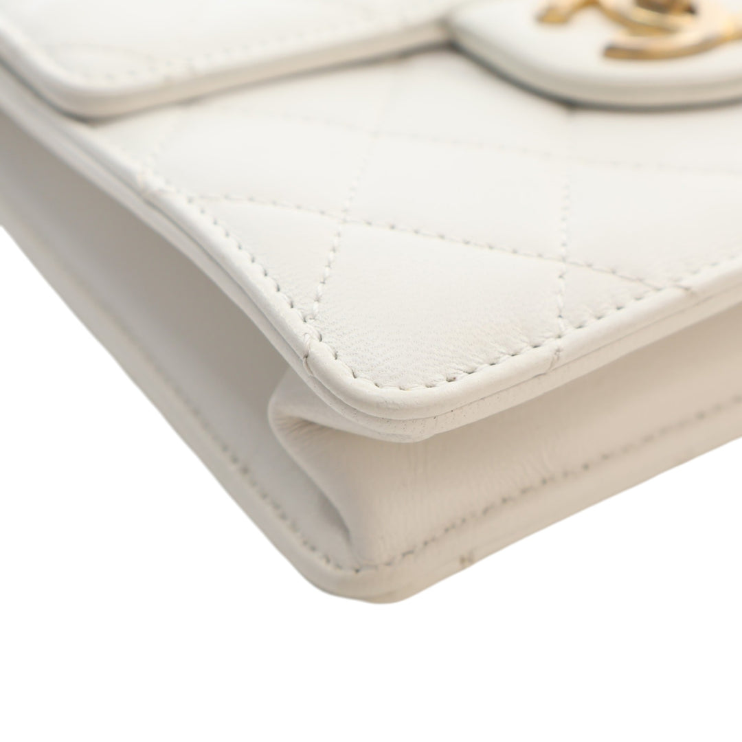 Chanel Matelassé Chic Perles à rabat Petit Cuir d'agneau