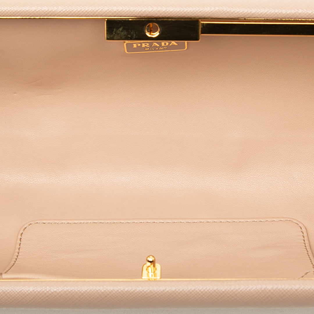 Prada Pochette Lux East West Armature Saffiano Beige – vue 4 – GABY PARIS
