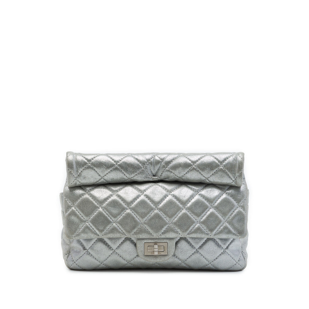 Chanel Matelassé Métallisé Reissue 2.55 Roll Pochette Cuir d'agneau Argenté – vue principale – GABY PARIS