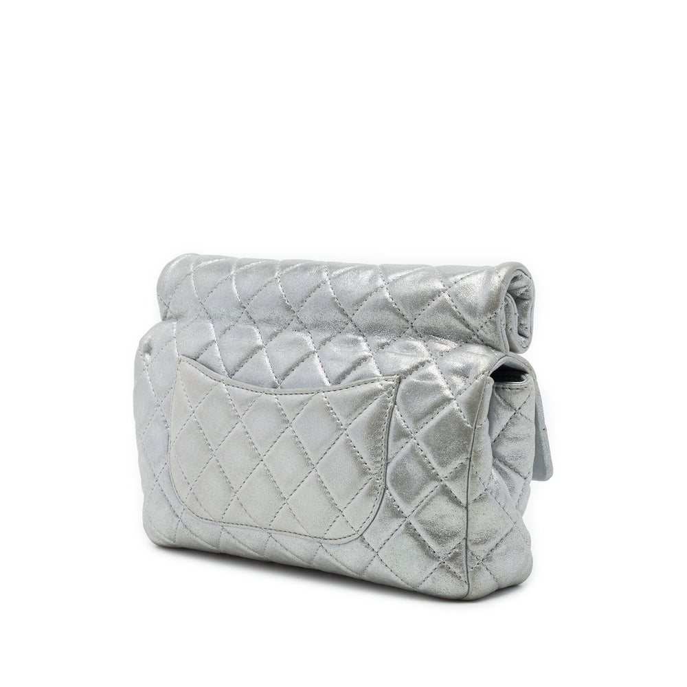 Chanel Matelassé Métallisé Reissue 2.55 Roll Pochette Cuir d'agneau Argenté – vue 2 – GABY PARIS