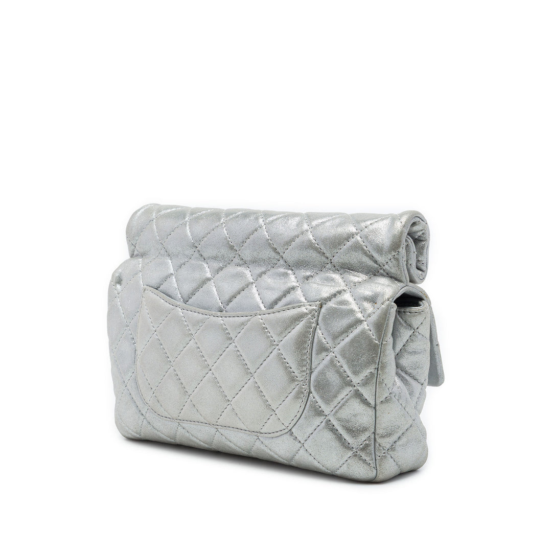 Chanel Matelassé Métallisé Reissue 2.55 Roll Pochette Cuir d'agneau Argenté – vue 2 – GABY PARIS