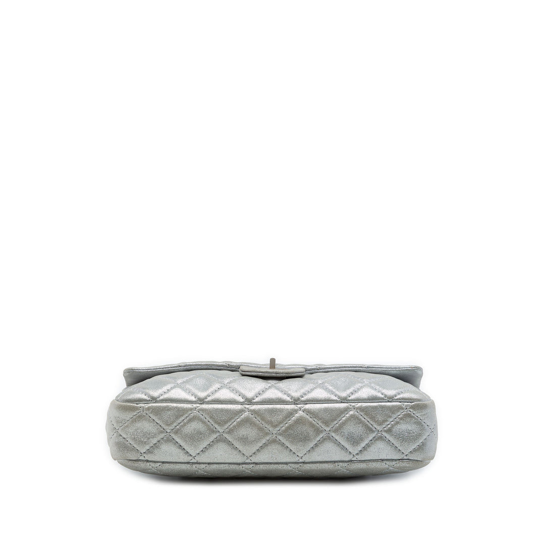 Chanel Matelassé Métallisé Reissue 2.55 Roll Pochette Cuir d'agneau Argenté – vue 3 – GABY PARIS