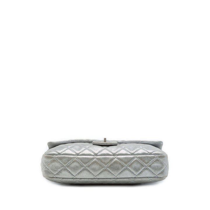 Chanel Matelassé Métallisé Reissue 2.55 Roll Pochette Cuir d'agneau Argenté – vue 3 – GABY PARIS