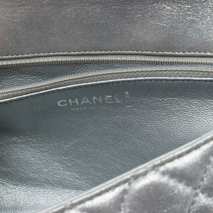 Chanel Matelassé Métallisé Reissue 2.55 Roll Pochette Cuir d'agneau Argenté – vue 5 – GABY PARIS