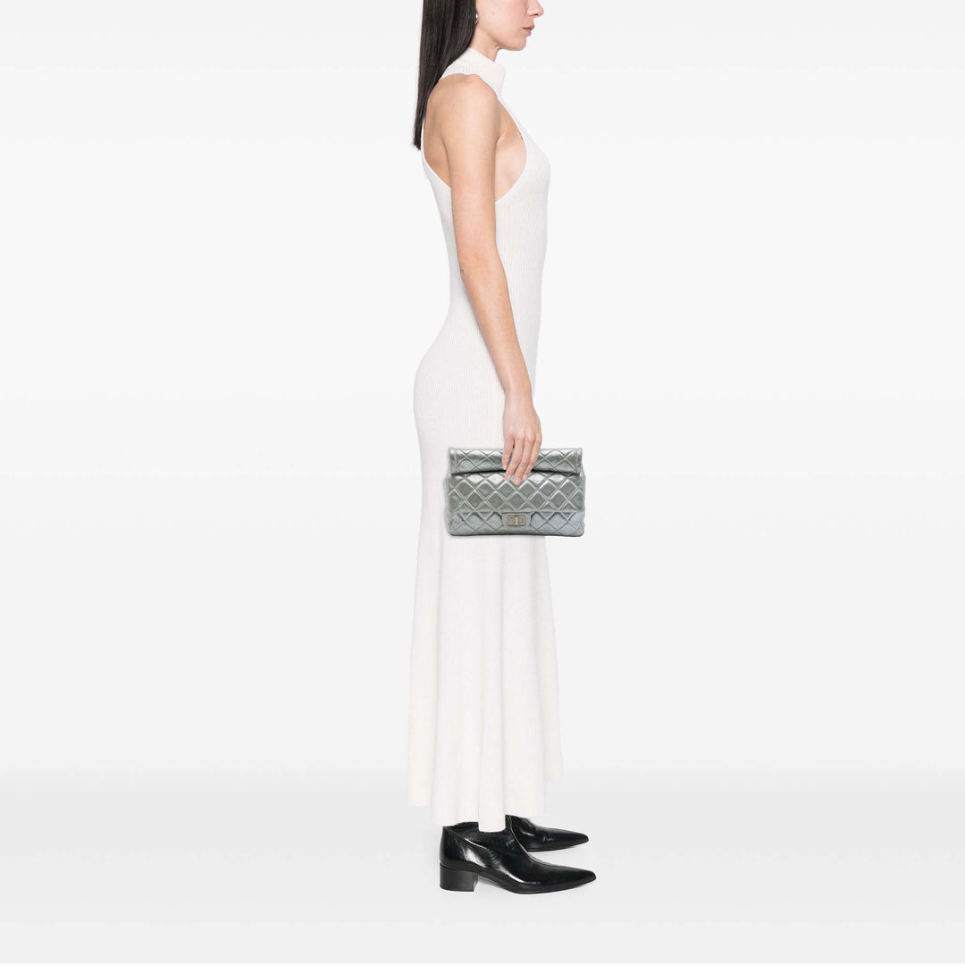 Chanel Matelassé Métallisé Reissue 2.55 Roll Pochette Cuir d'agneau Argenté – vue 6 – GABY PARIS