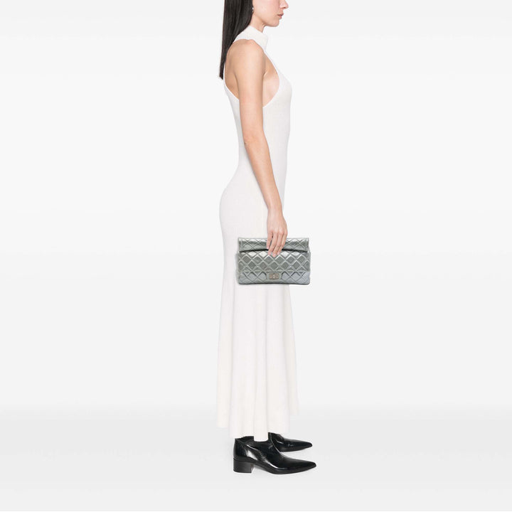 Chanel Matelassé Métallisé Reissue 2.55 Roll Pochette Cuir d'agneau Argenté – vue 6 – GABY PARIS