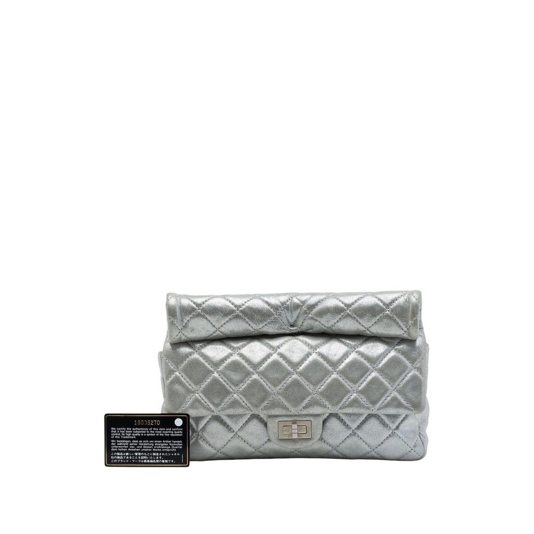 Chanel Matelassé Métallisé Reissue 2.55 Roll Pochette Cuir d'agneau Argenté – vue 7 – GABY PARIS