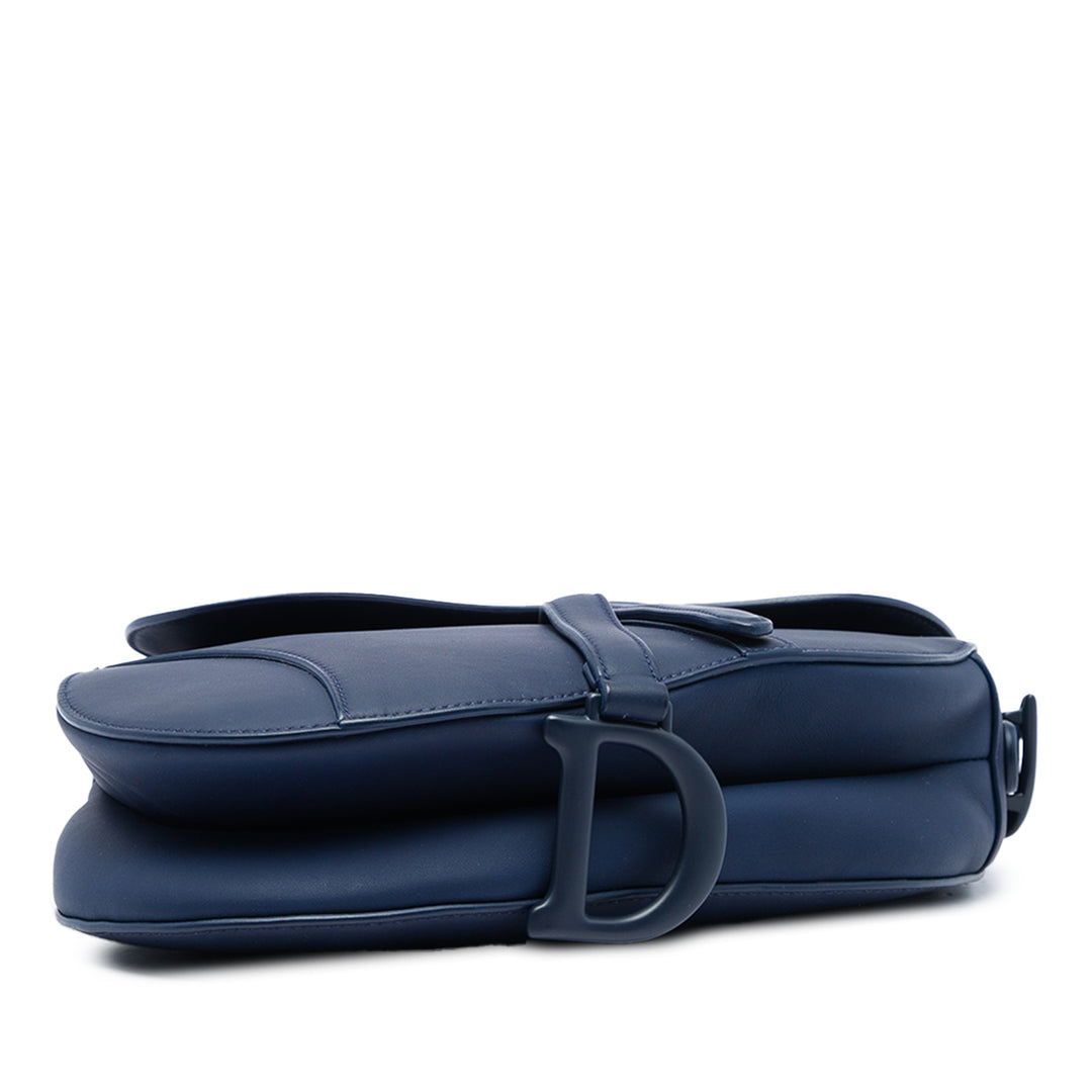 Dior Ultra Matte Saddle Sac Cuir de veau Bleu – vue 3 – GABY PARIS
