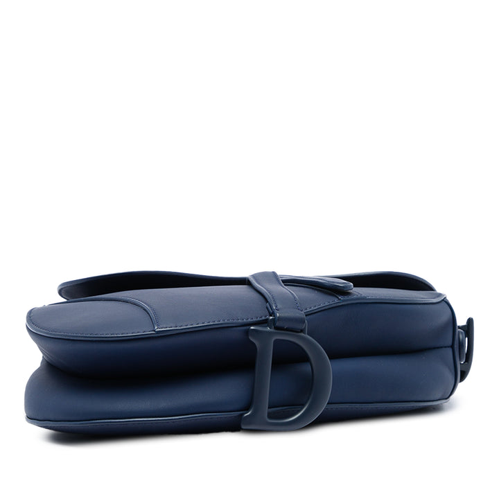 Dior Ultra Matte Saddle Sac Cuir de veau Bleu – vue 3 – GABY PARIS