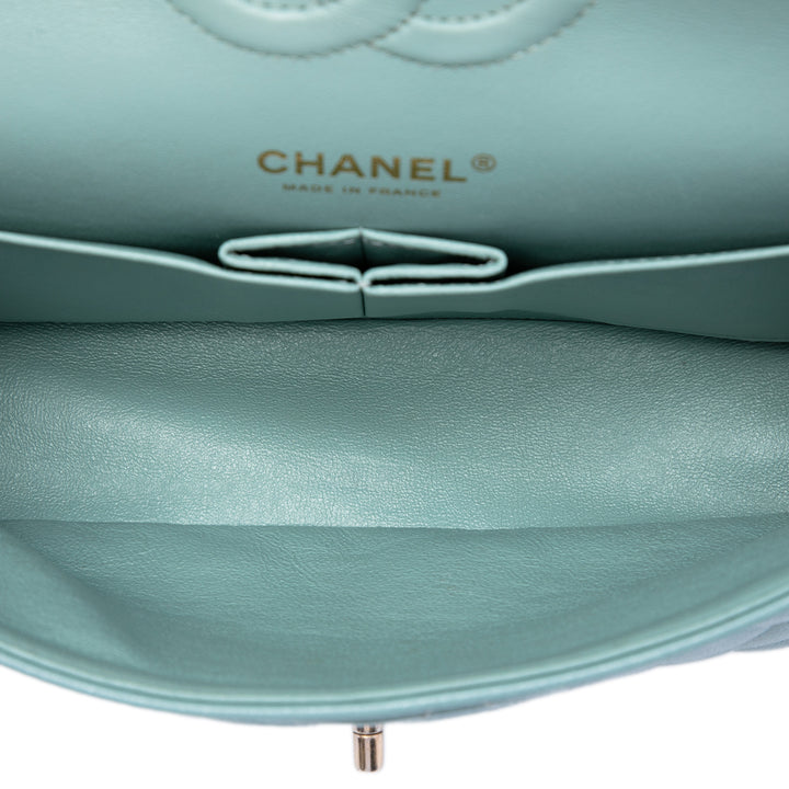 Chanel Classic Irisé Double rabat Moyen Cuir caviar Bleu – vue 4 – GABY PARIS