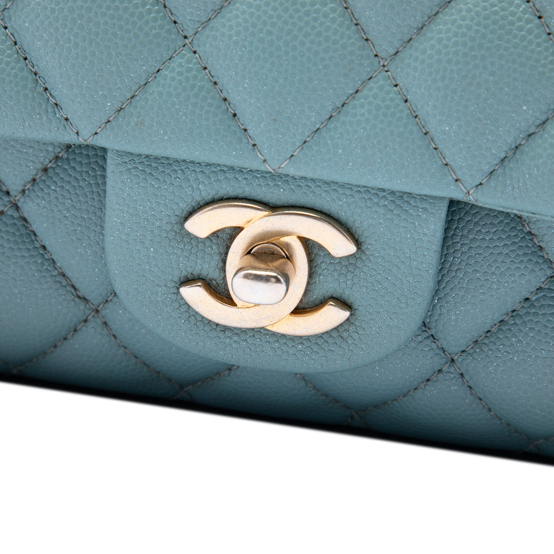 Chanel Classic Irisé Double rabat Moyen Cuir caviar Bleu – vue 5 – GABY PARIS