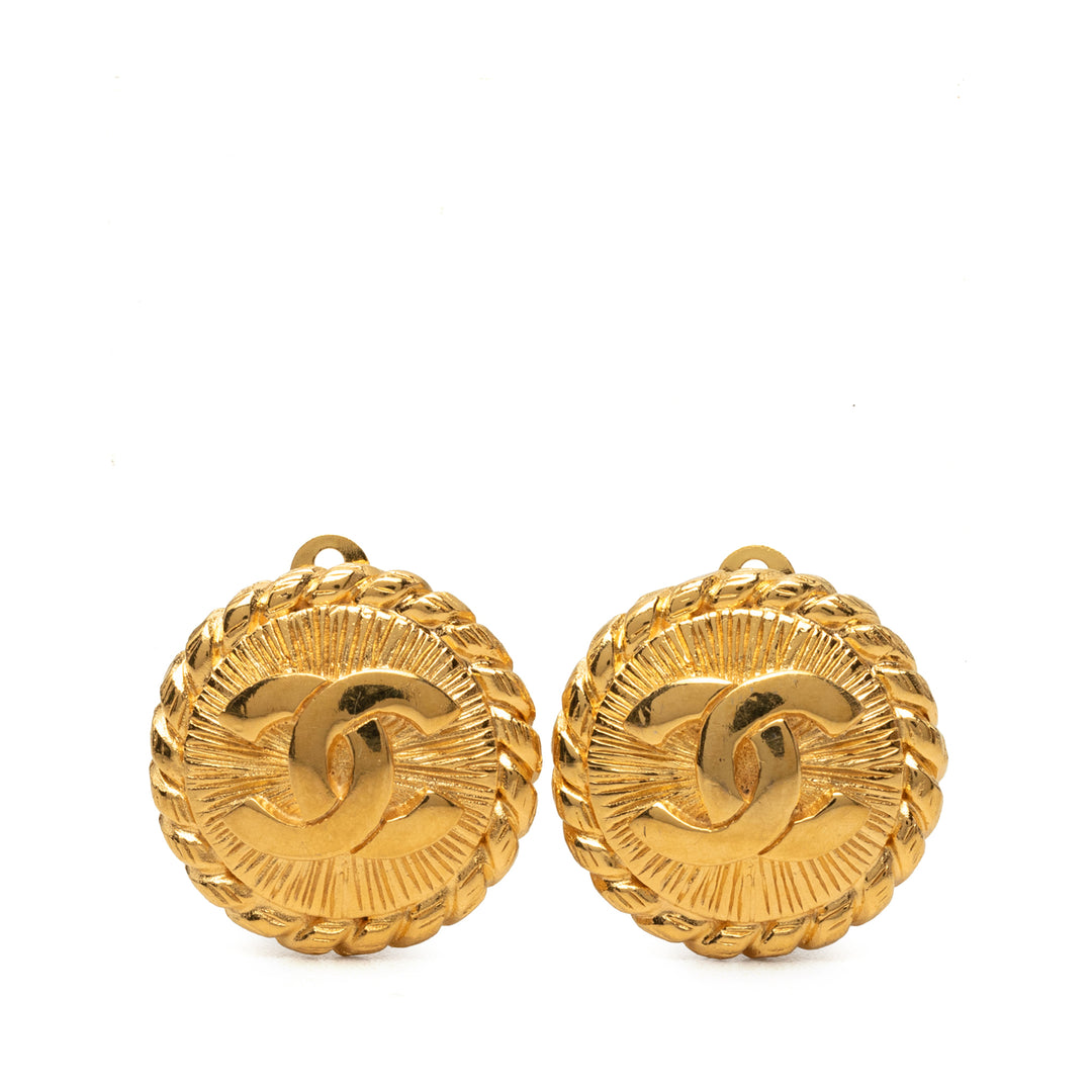 Chanel CC plaqué Rond À clip Boucles d'oreilles Doré – vue principale – GABY PARIS