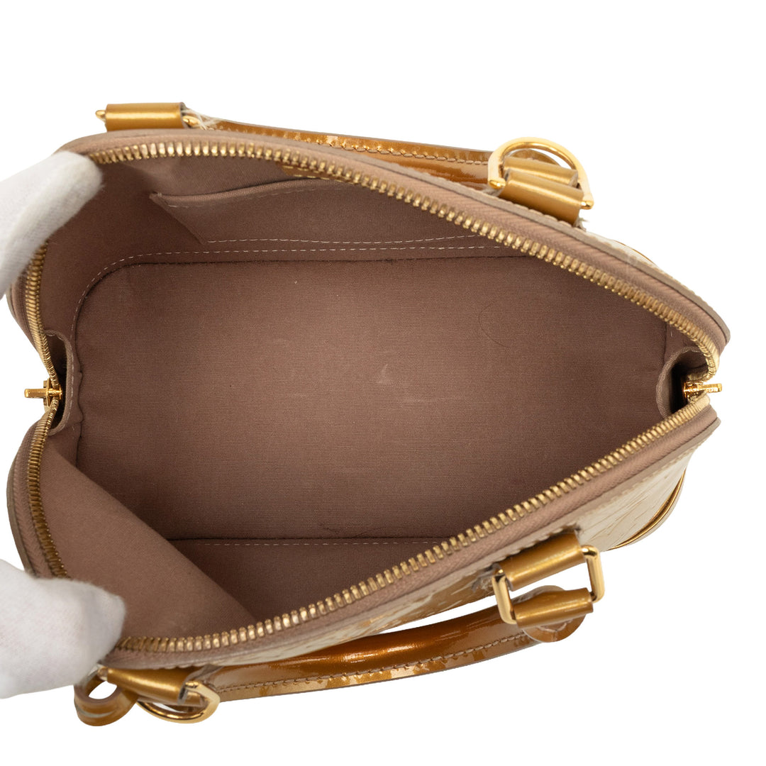 Louis Vuitton Alma BB Cuir verni Monogram Doré – vue 4 – GABY PARIS