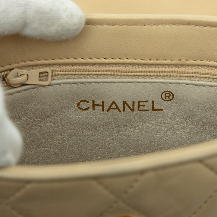 Chanel CC Matelassé Cuir d’agneau Pompon Chain Vanity