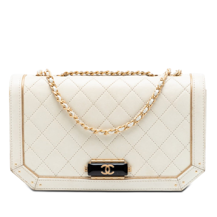 Chanel Medium Matelassé Cuir de veau Octagon CC Clasp à rabat