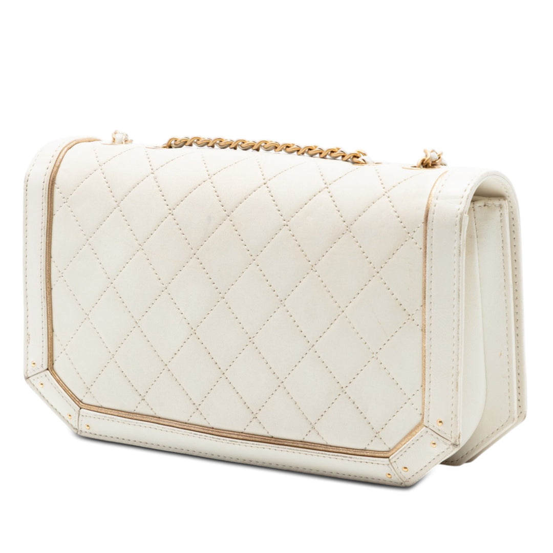 Chanel Medium Matelassé Cuir de veau Octagon CC Clasp à rabat