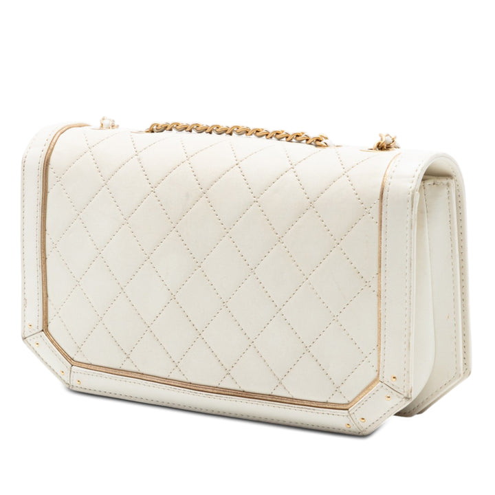 Chanel Medium Matelassé Cuir de veau Octagon CC Clasp à rabat