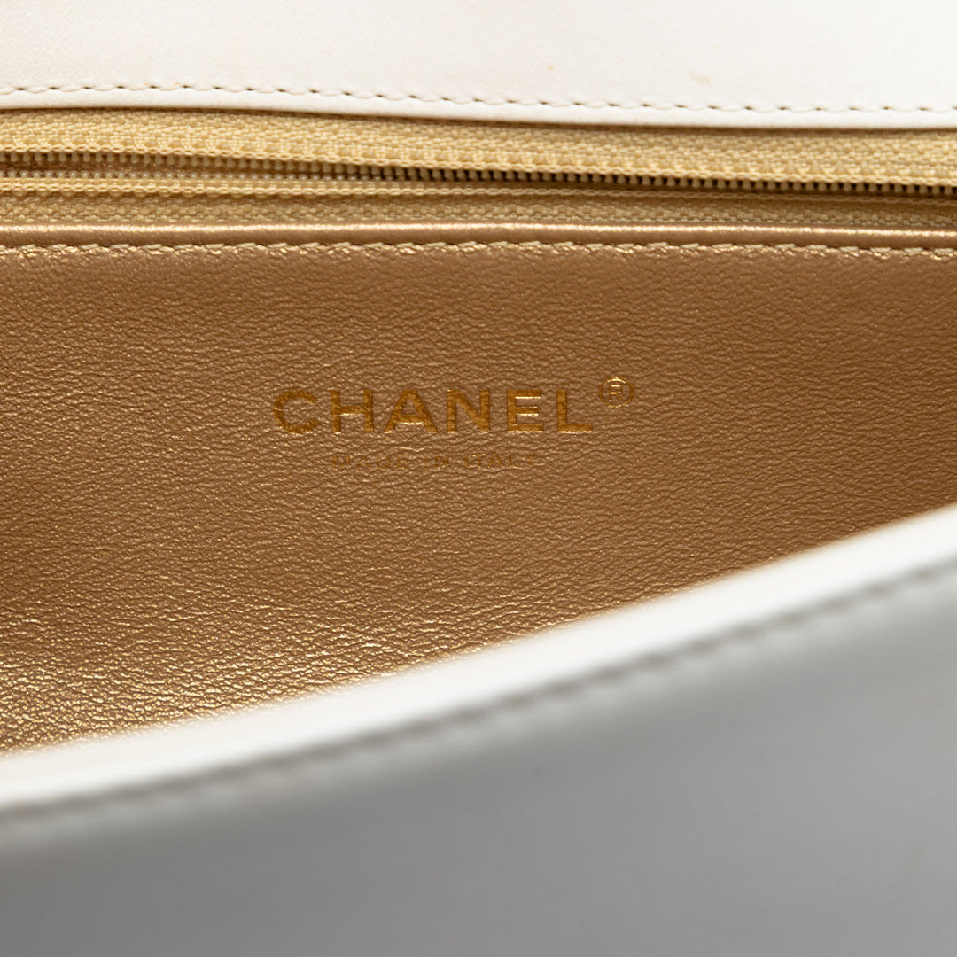 Chanel Medium Matelassé Cuir de veau Octagon CC Clasp à rabat