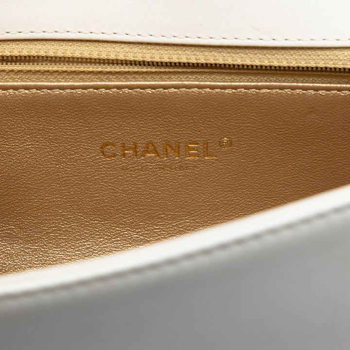 Chanel Medium Matelassé Cuir de veau Octagon CC Clasp à rabat