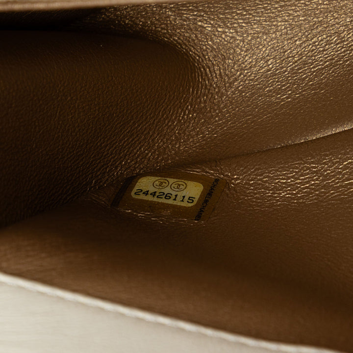 Chanel Medium Matelassé Cuir de veau Octagon CC Clasp à rabat