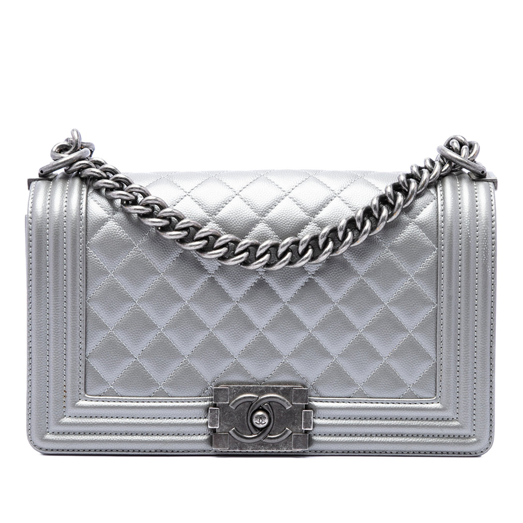 Chanel Matelassé Métallisé Boy à rabat Moyen Cuir caviar Gris – vue principale – GABY PARIS
