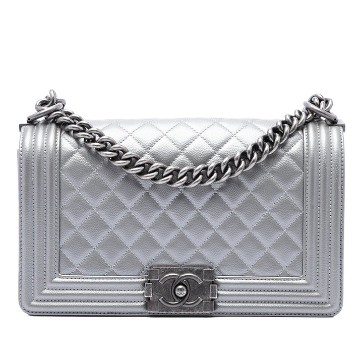 Chanel Matelassé Métallisé Boy à rabat Moyen Cuir caviar Gris – vue principale – GABY PARIS
