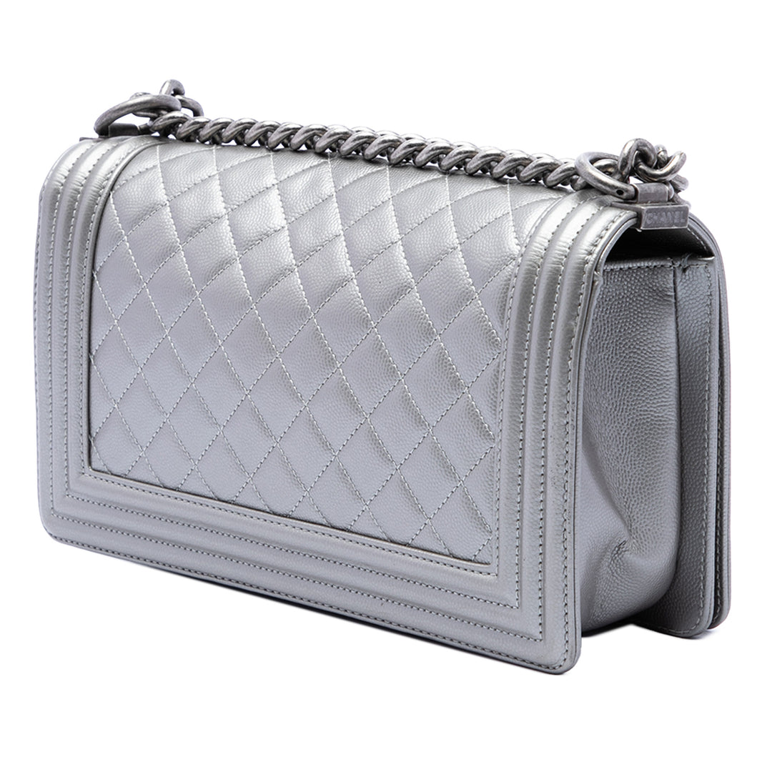 Chanel Matelassé Métallisé Boy à rabat Moyen Cuir caviar Gris – vue 2 – GABY PARIS