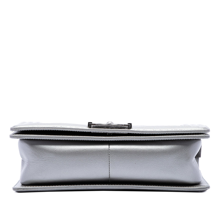 Chanel Matelassé Métallisé Boy à rabat Moyen Cuir caviar Gris – vue 3 – GABY PARIS