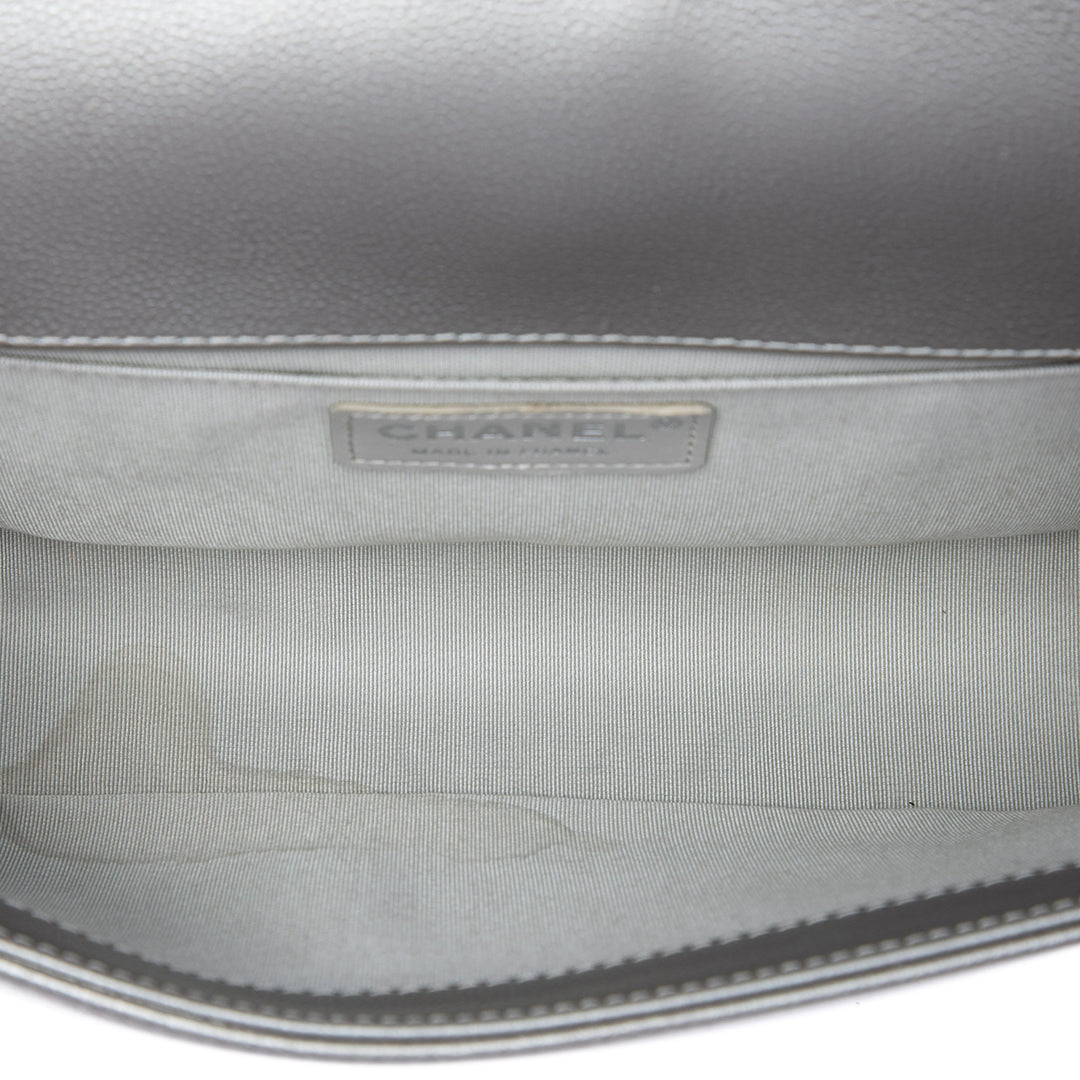 Chanel Matelassé Métallisé Boy à rabat Moyen Cuir caviar Gris – vue 4 – GABY PARIS
