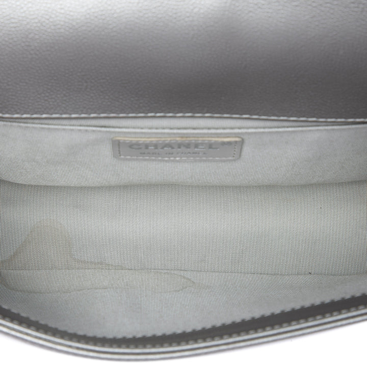 Chanel Matelassé Métallisé Boy à rabat Moyen Cuir caviar Gris – vue 4 – GABY PARIS