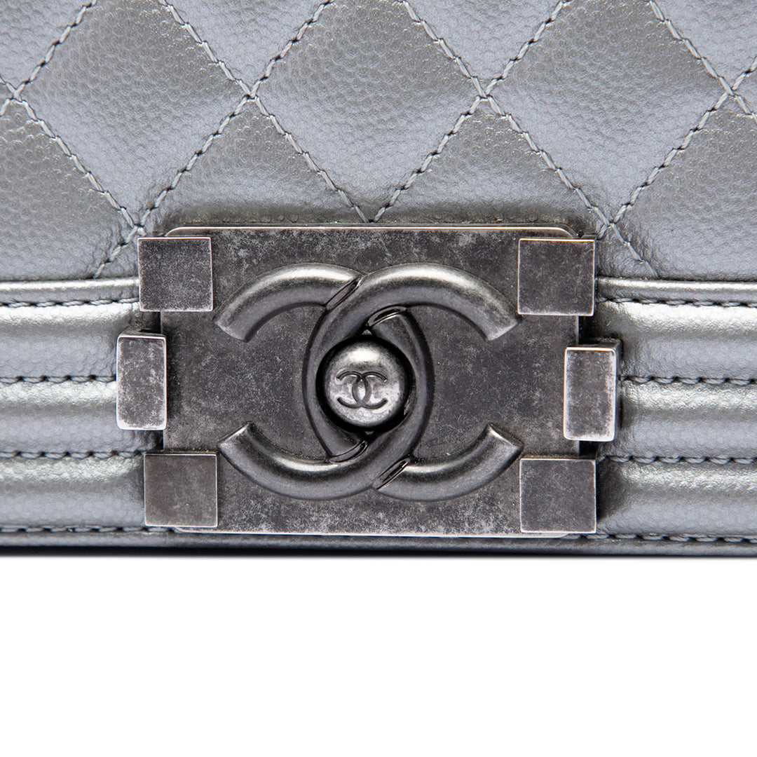 Chanel Matelassé Métallisé Boy à rabat Moyen Cuir caviar Gris – vue 5 – GABY PARIS
