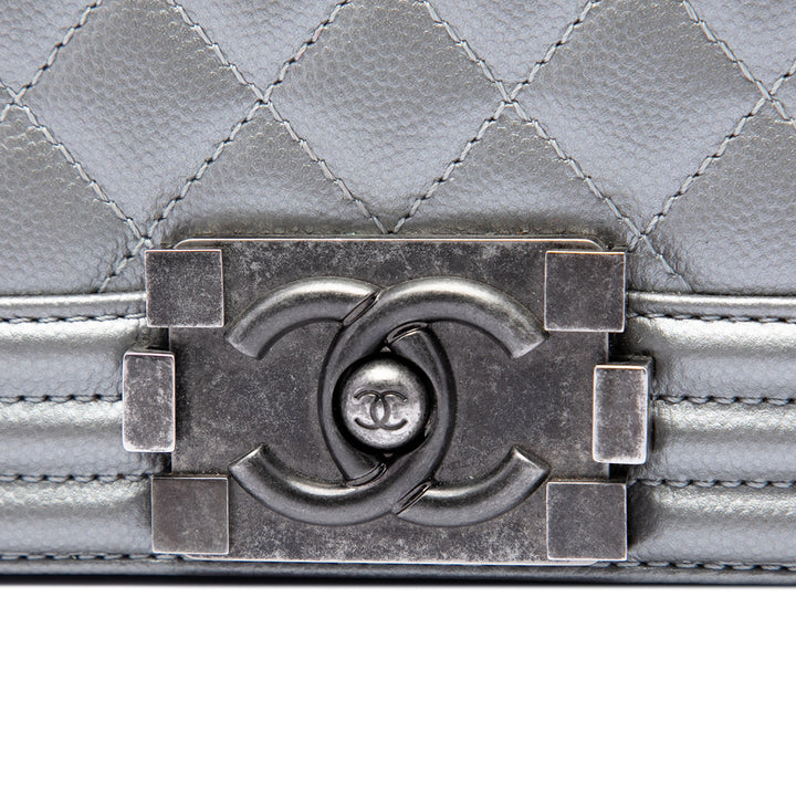Chanel Matelassé Métallisé Boy à rabat Moyen Cuir caviar Gris – vue 5 – GABY PARIS
