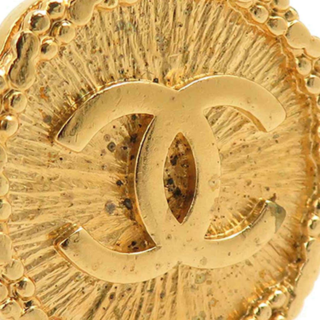 Chanel CC plaqué Sunburst Rond À clip Boucles d'oreilles Doré – vue 13 – GABY PARIS