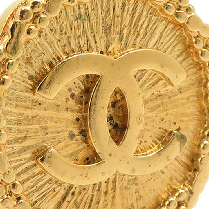 Chanel CC plaqué Sunburst Rond À clip Boucles d'oreilles Doré – vue 13 – GABY PARIS
