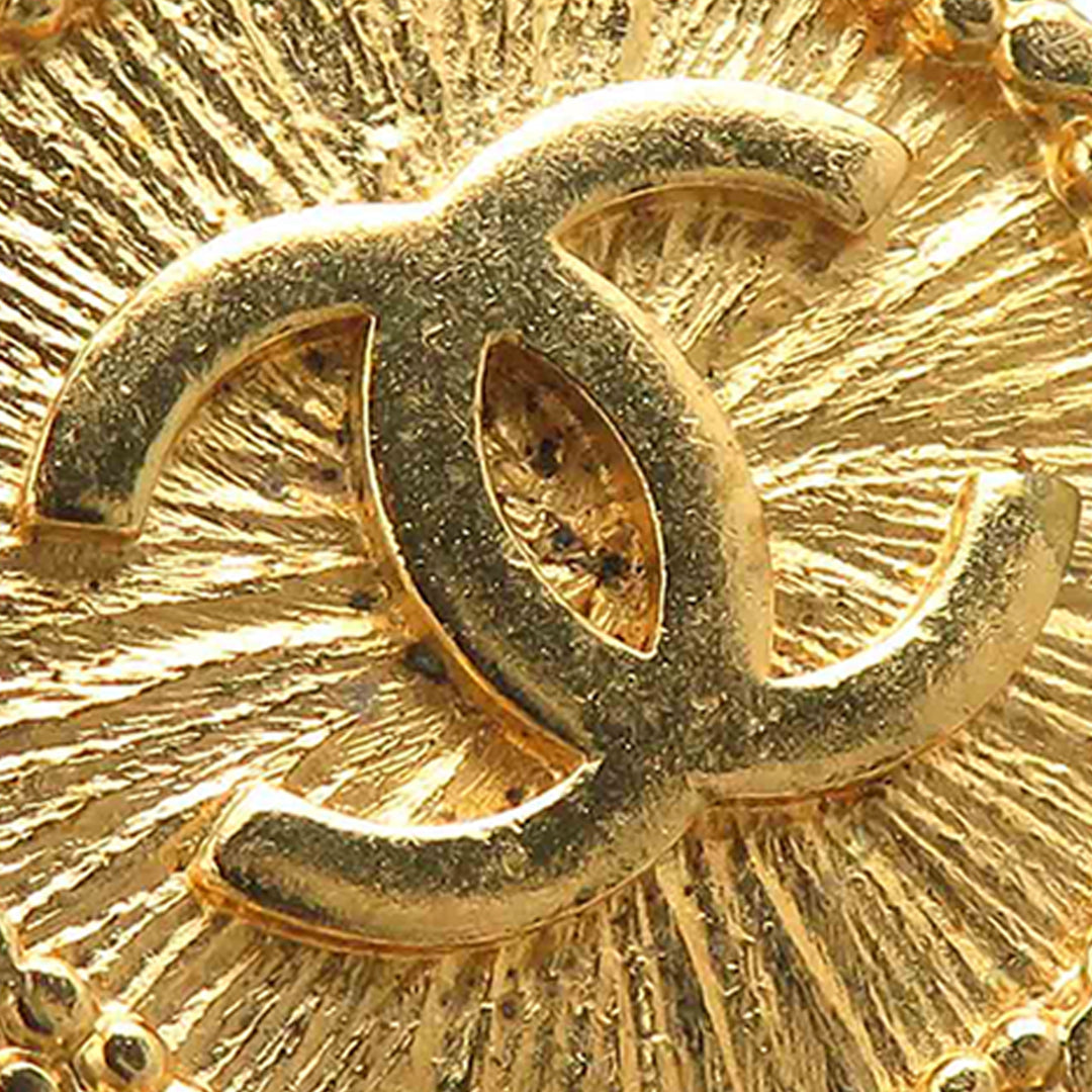 Chanel CC plaqué Sunburst Rond À clip Boucles d'oreilles Doré – vue 6 – GABY PARIS