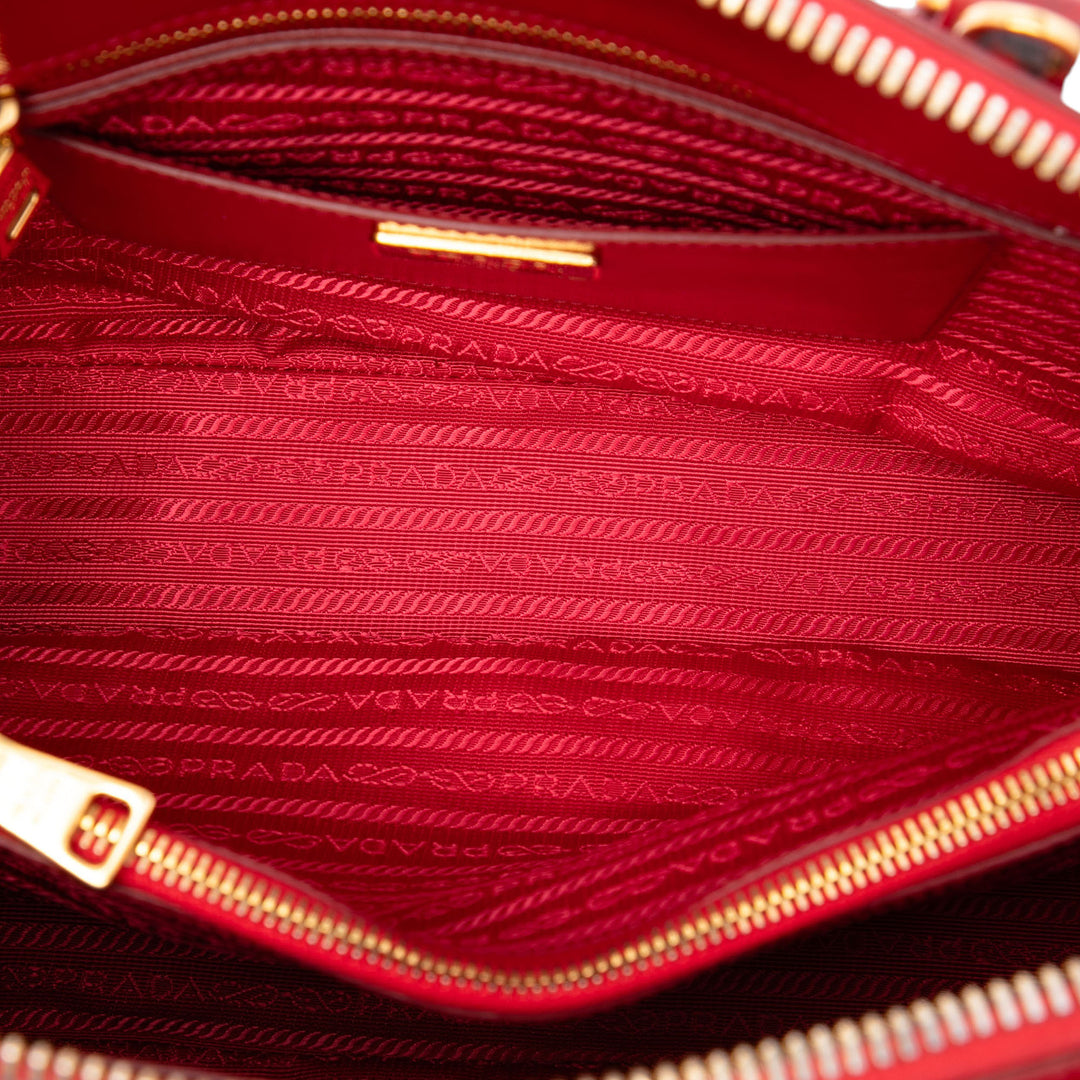 Prada Vernice Promenade Sac Moyen Saffiano Rouge – vue 4 – GABY PARIS