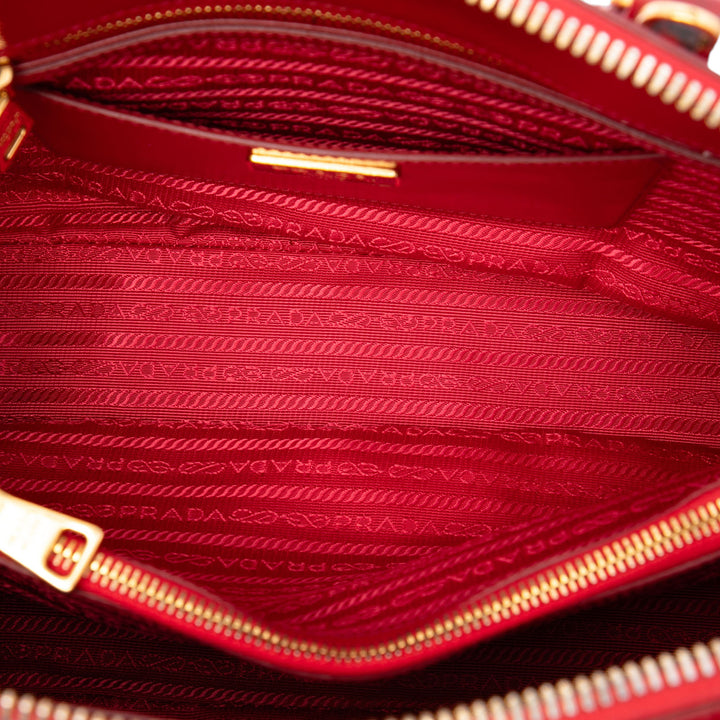 Prada Vernice Promenade Sac Moyen Saffiano Rouge – vue 4 – GABY PARIS